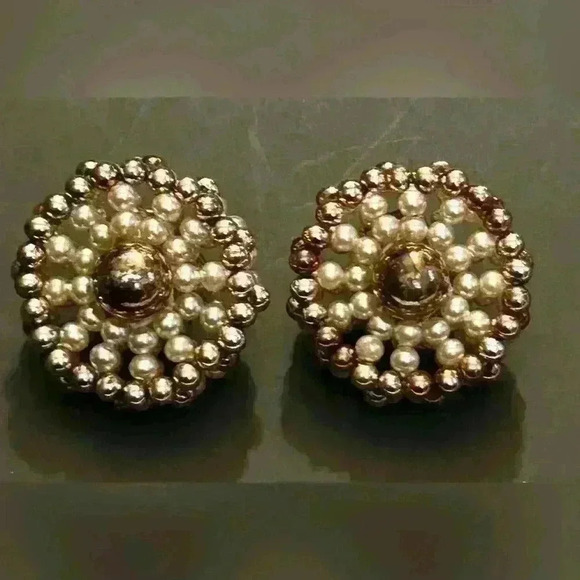 Vintage circular beaded clip on earrings - Picture 1 of 5
